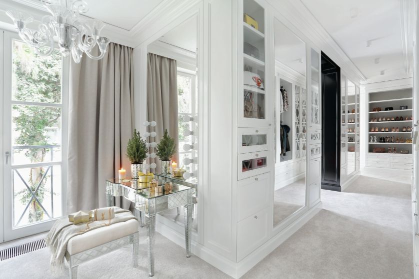 W GARDEROBIE PATRYCJI, która zajmuje powierzchnię przeciętnego M-3, mieści się, niczym w szkatułce, czarny pokoik,