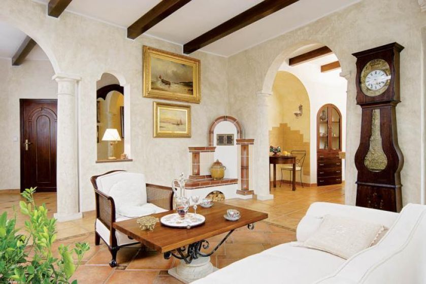 W salonie stanął oryginalny przypiecek kaflowy, który można zobaczyć niemal w każdym tyrolskim domu. - Ściany robią się od