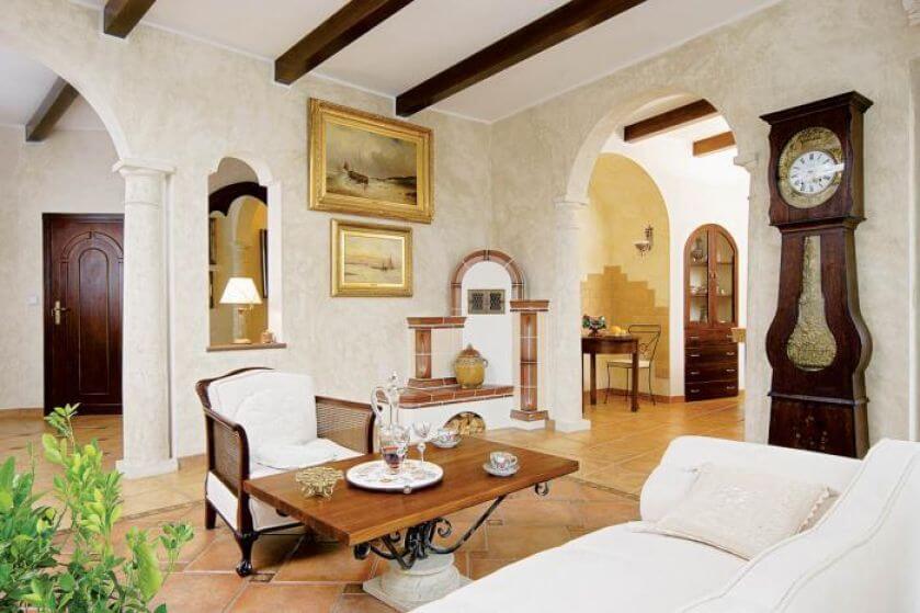 W salonie stanął oryginalny przypiecek kaflowy, który można zobaczyć niemal w każdym tyrolskim domu. - Ściany robią się od