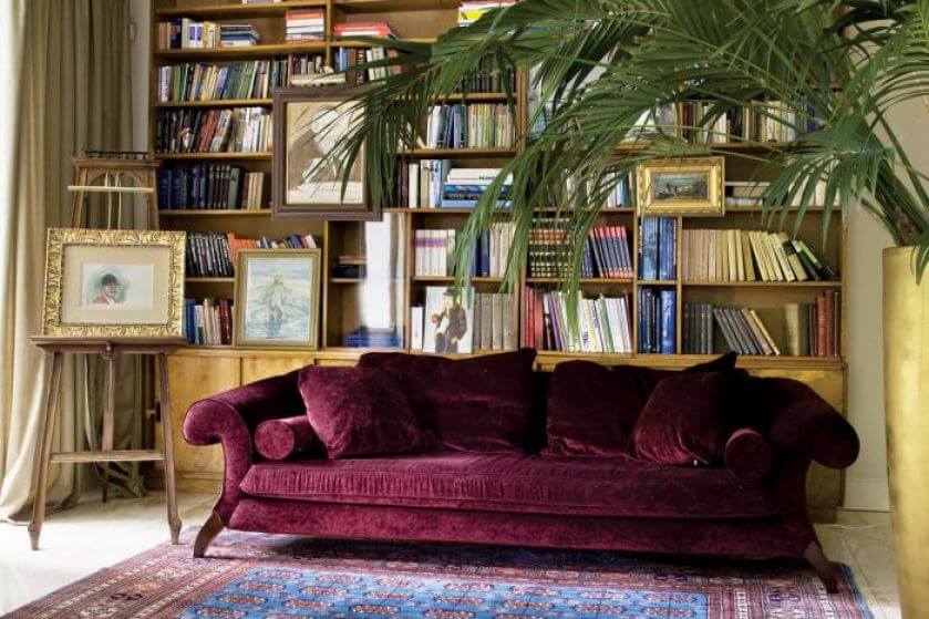 W sypialni jest też kącik wypoczynkowy - wygodna kanapa i podręczna biblioteczka.