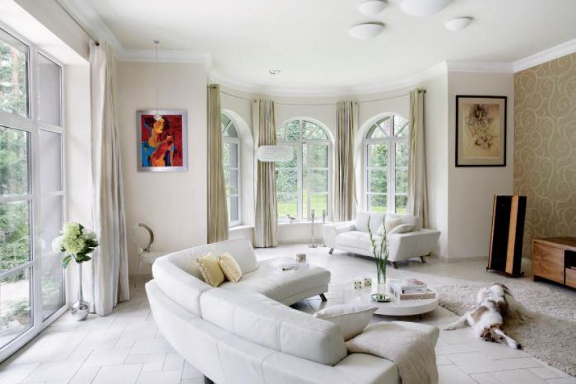 Wnętrze jest lekkie i stonowane, to doskonałe tło dla obrazów Tomasza Sętowskiego, jednego z ulubionych malarzy rodziny.