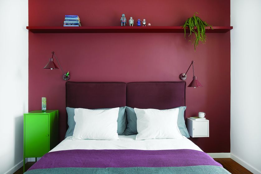 czerwona ściana w sypialni