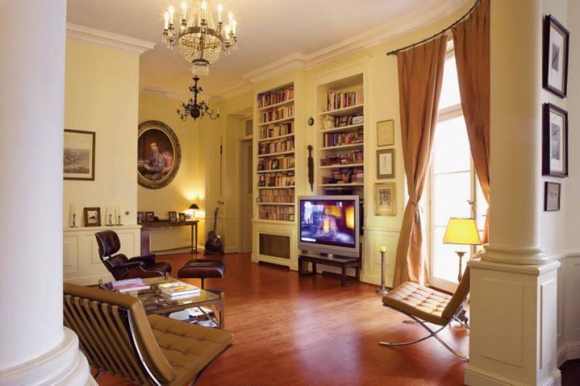 Wysokie okno w salonie. Tak mieszkają amatorzy antyków