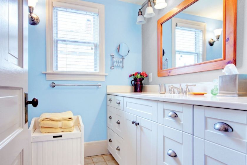Wystarczy jedna ściana w tym kolorze, by poranna toaleta przypominała o błękicie letniego nieba. Fot. Beckers.