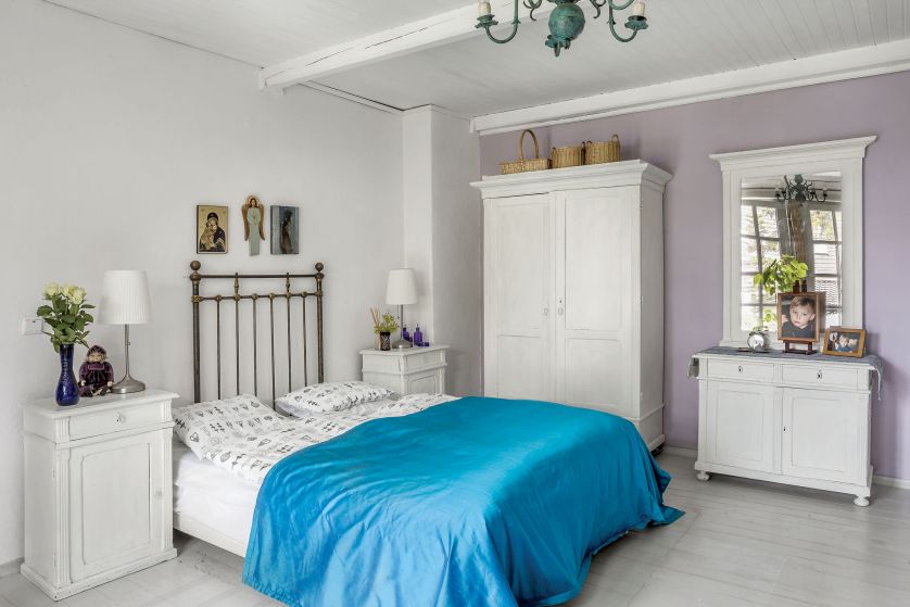 Zagłówek ze starego łóżka Zosia zdobyła z likwidowanego gospodarstwa pod Myślenicami.