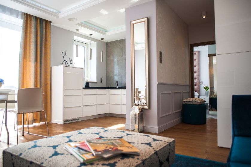 Ze względu na niewielki metraż mieszkania - połączenie kuchni z salonem optycznie powiększyło przestrzeń.