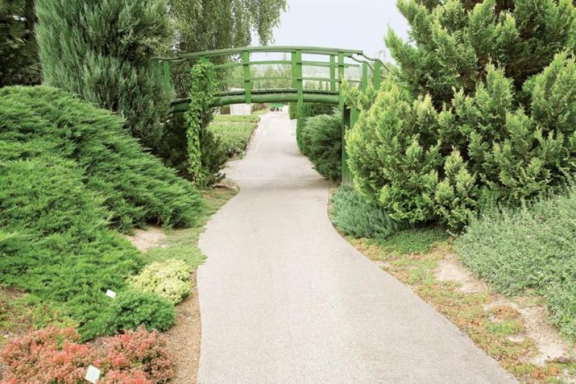 Zielony mostek łączy dwa fragmenty położonego na skarpach ogrodu. Podpatrzyli go w ogrodach Claude a Moneta.
