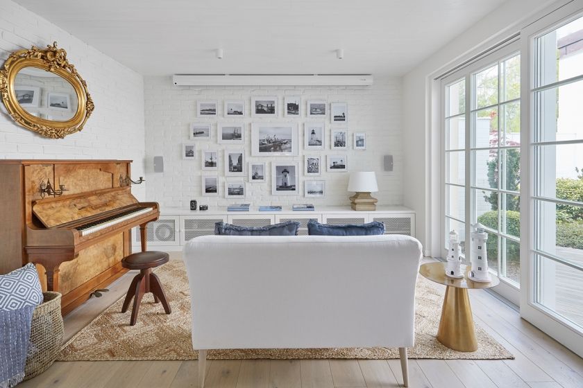 ściana z białej cegły w salonie