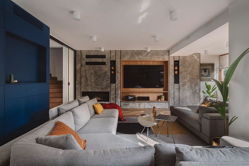 zabudowa ściany tv w salonie