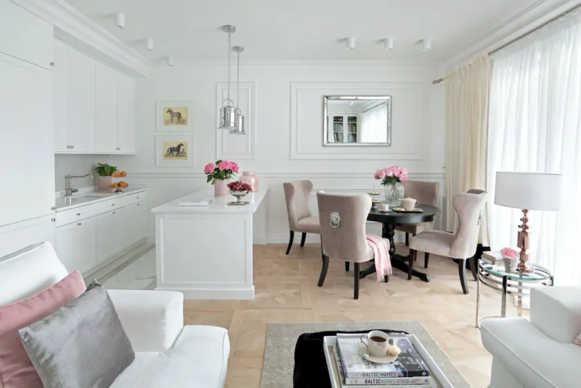 stół w małym salonie z aneksem