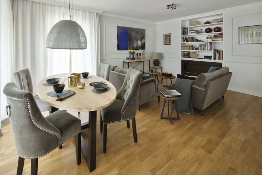 mały salon w bloku ze stołem