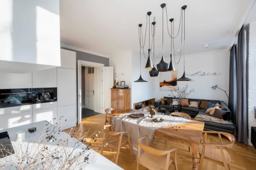 mały salon ze stołem i wypoczynkiem