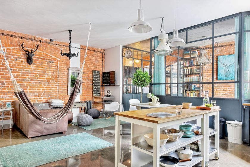 Salon z aneksem kuchennym w stylu loft