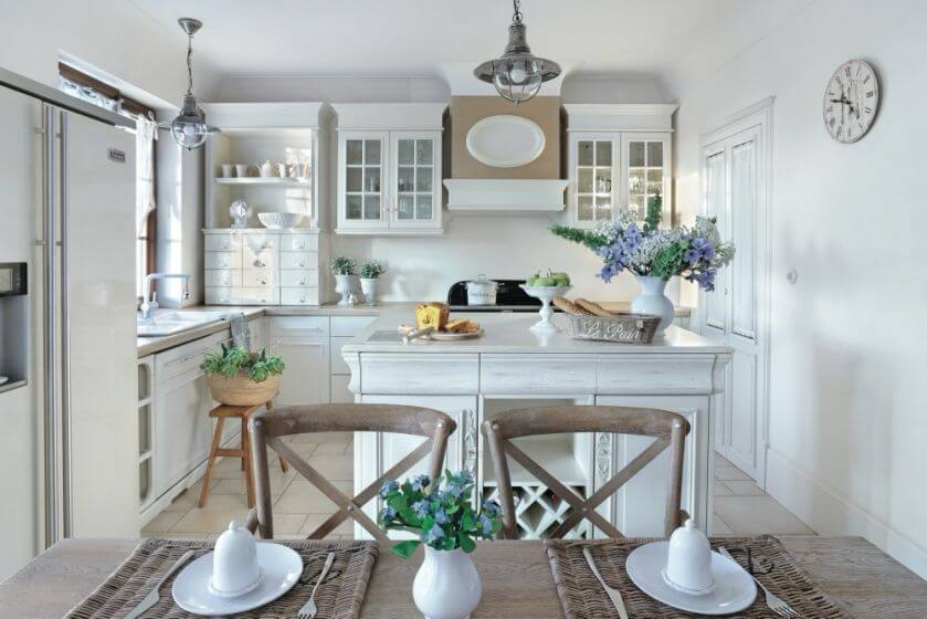biała kuchnia w stylu francuskim