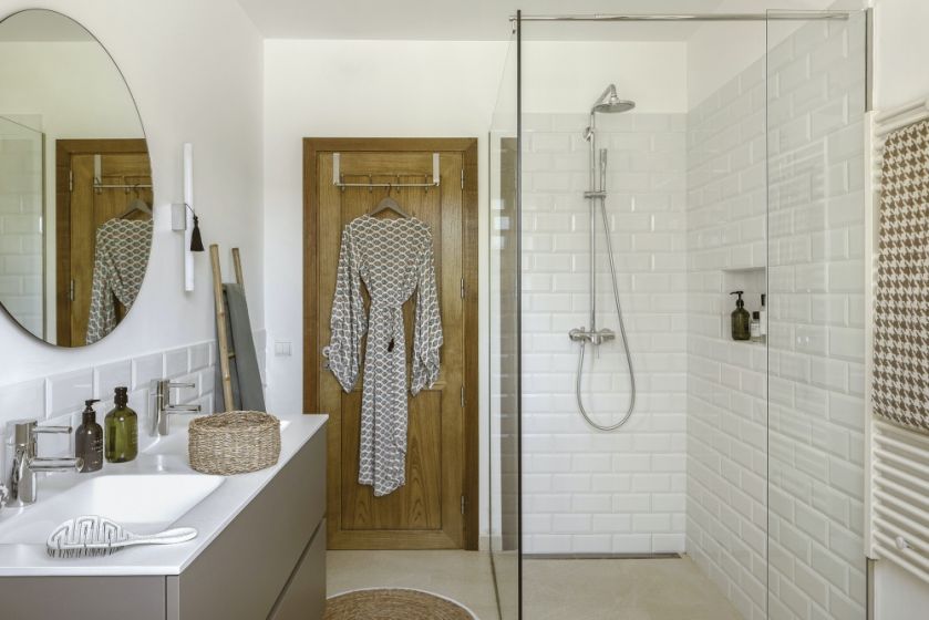 biała łazienka z drewnem inspiracje