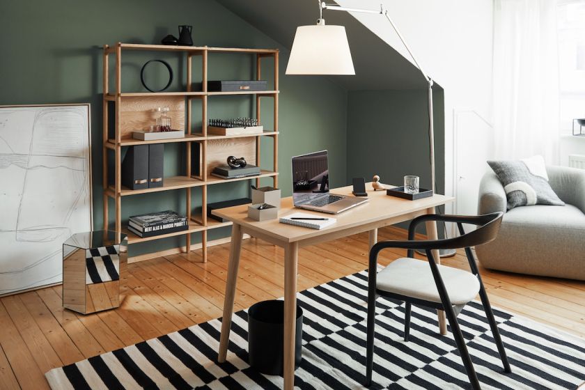 domowe biuro w salonie