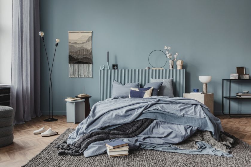pastelowo niebieska sypialnia