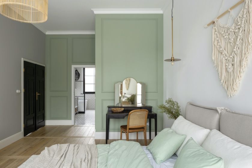 pastelowo zielona ściana w sypialni