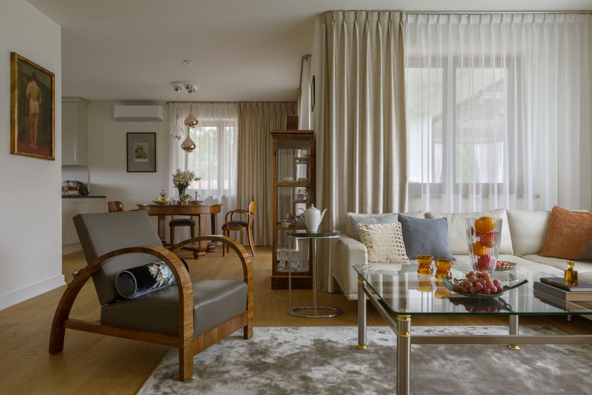 kącik wypoczynkowy w salonie modern classic