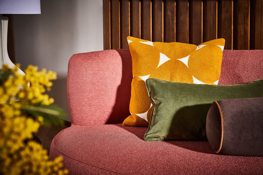 fotel i poduszki w stylu granny chic