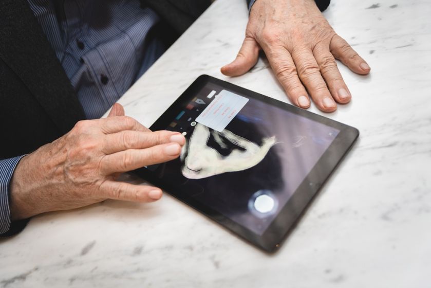 Józef Wilkoń tworzący na tablecie graficznym najnowszy cykl aktów (2019) - fot. Tomasz Kowalski