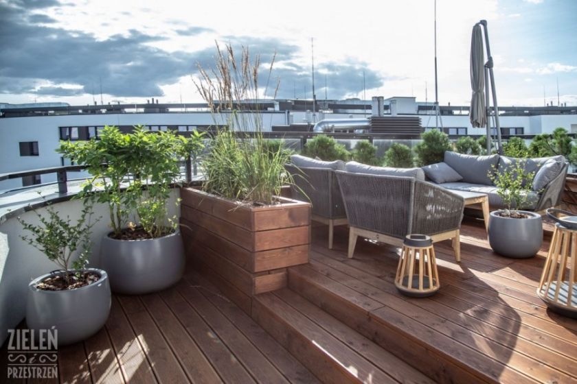 drewniane tarasy na piętrze budynku w Warszawie