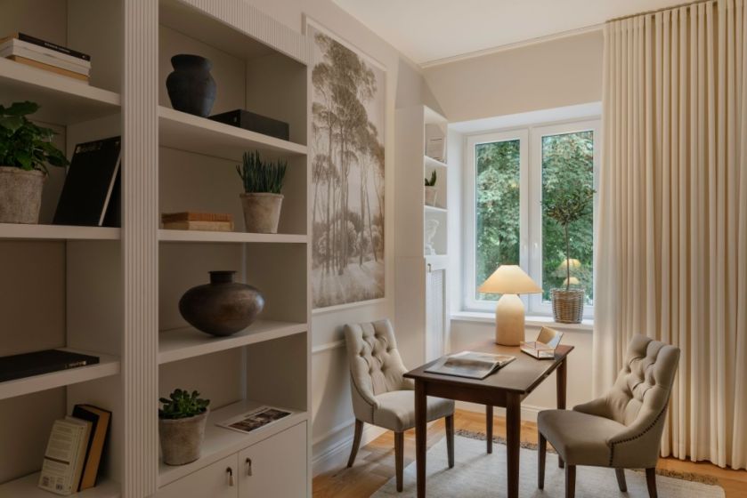 Kaszmirowe półki w salonie