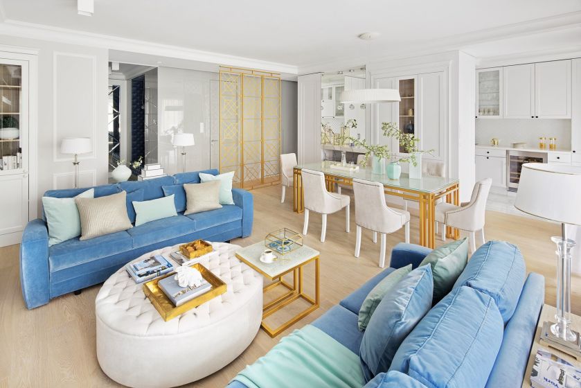 niebieska kanapa w salonie