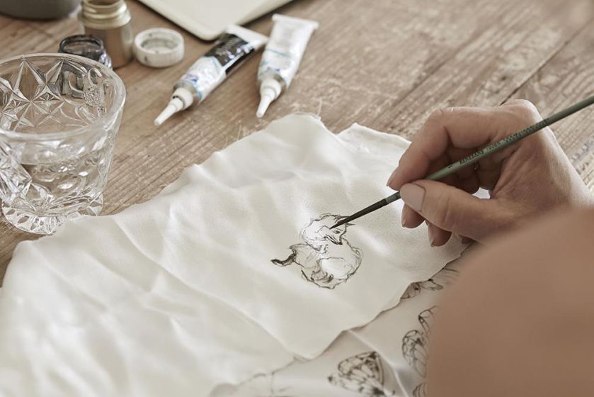 Ćmy z trąbkami, kraby, motyle, wróble mogą zdobić i dom, i wieczorową kreację. Katarzyna Woynowska maluje je jak przed