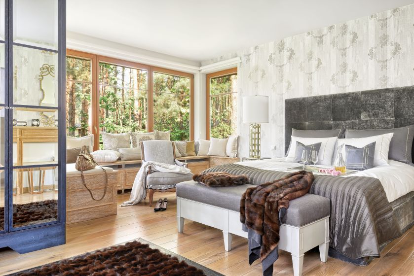 Łóżko marki Nilson Handmade Beds, którą reprezentuje Ewa. Poduchy, pledy i futrzany dywan z salonu In Situ Decoration.