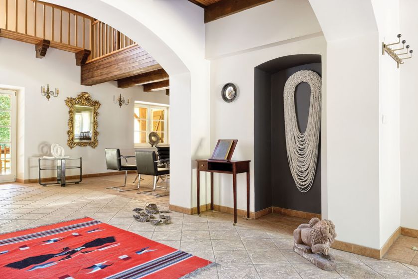 W niszy idealnie prezentuje się praca Xawerego Korale , obok na stoliku pamiątkowa księga. Na podłodze