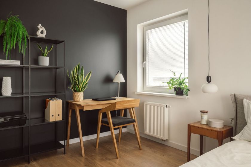 biurko w sypialni