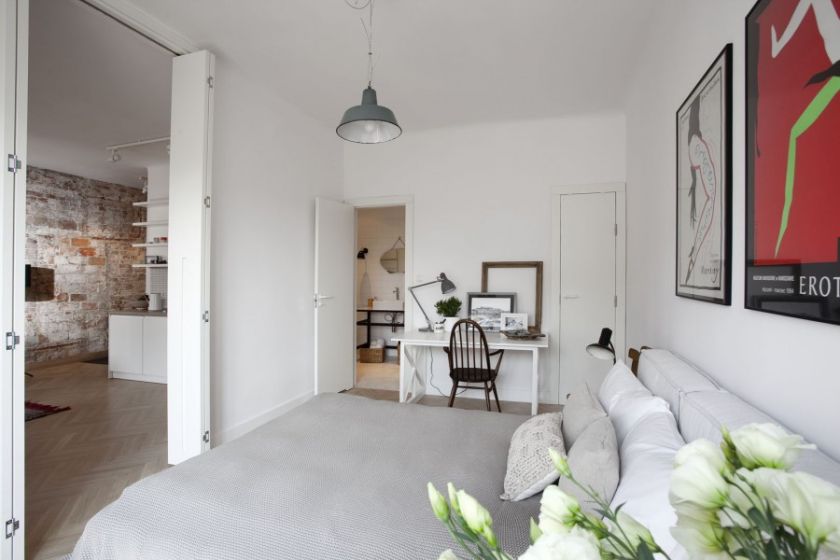 Aby zyskać przestrzeń, poszerzono otwór między salonem a sypialnią.