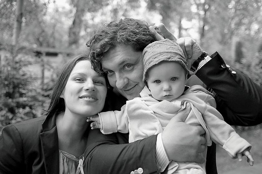 Apartament pełen sztuki. Projekt był wzorowany na wnętrzach francuskich. Kolorowe obrazy i szydełkowe robótki odbijają