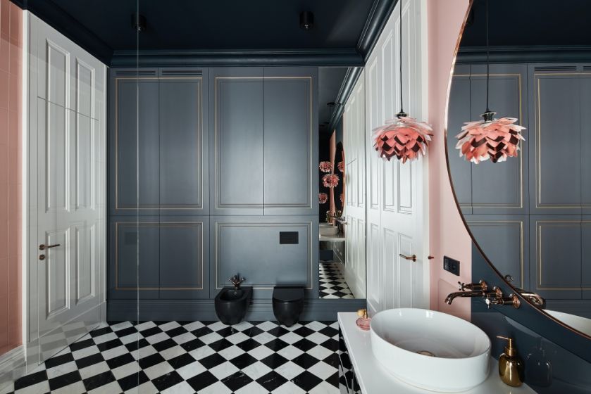 ciemne kolory ścian w łazience i szachownica na podłodze