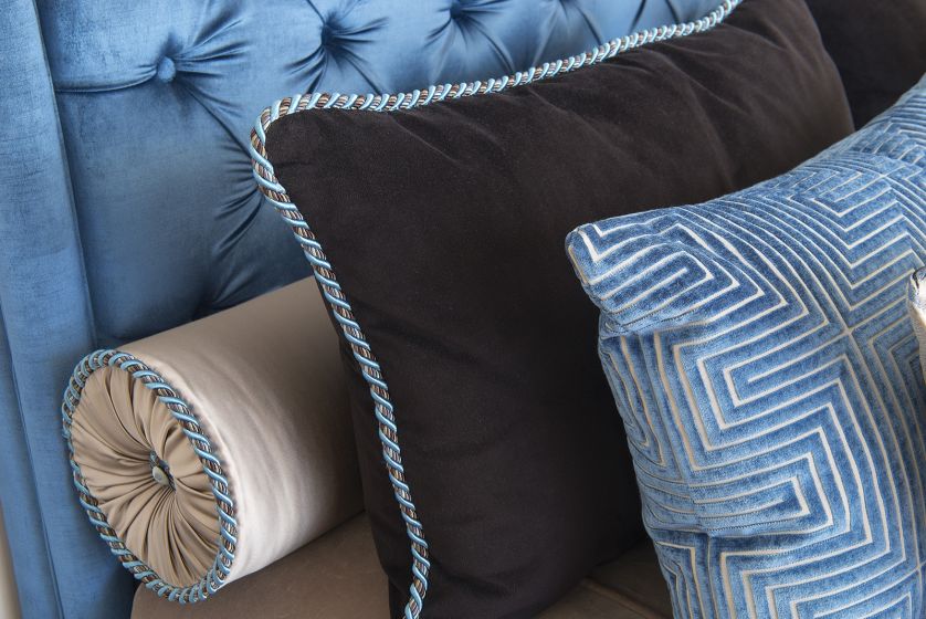 niebieskie dodatki do sypialni