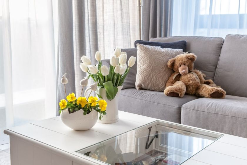 Aranżacja mieszkania nawiązuje do stylu prowansalskiego, ale niedosłownie. W salonie pojawiają się stylizowane krzesła i