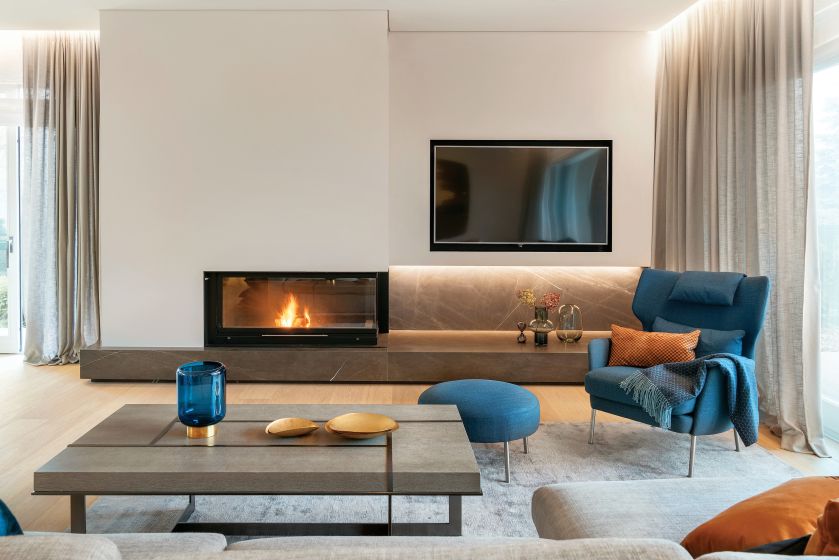 Praktycznie i przytulnie: podwarszawski dom w szarości, brązie i karmelu