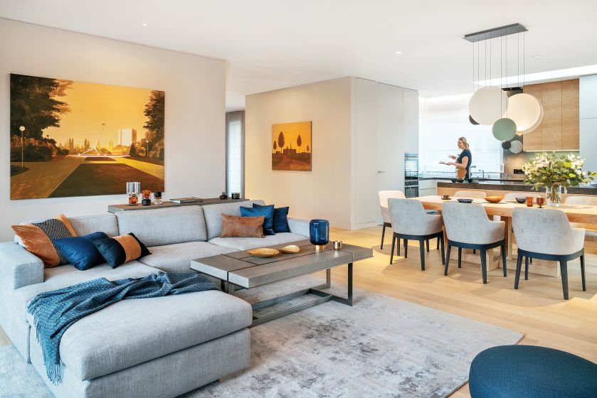 Praktycznie i przytulnie: podwarszawski dom w szarości, brązie i karmelu