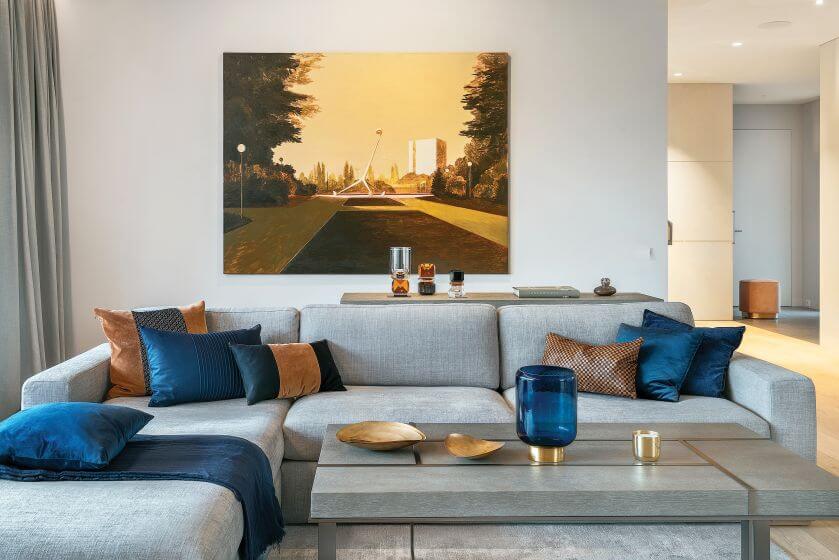 Praktycznie i przytulnie: podwarszawski dom w szarości, brązie i karmelu