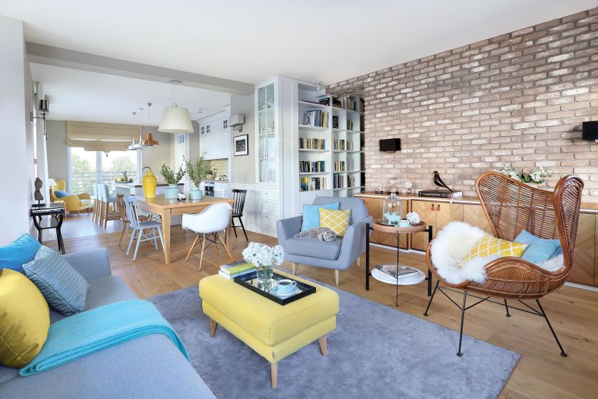 Na zdjęciu widać kolejno: kuchnię, jadalnie i salon, których nie rozdziela żadna ściana. To bardzo