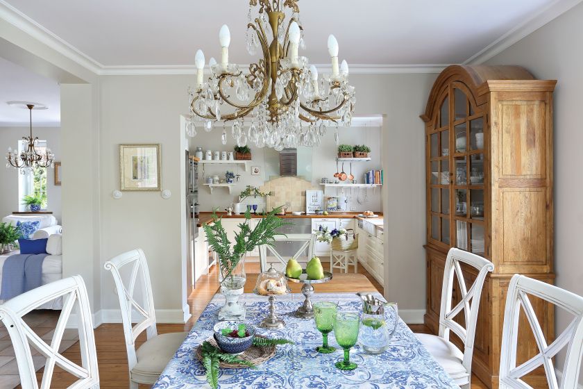 Ozdobną zastawę można wynieść z kuchni do salonu, gdyż stanowi ciepłą ozdobę wnętrza. Fot. Aneta Tryczyńska (Weranda 8/2016)