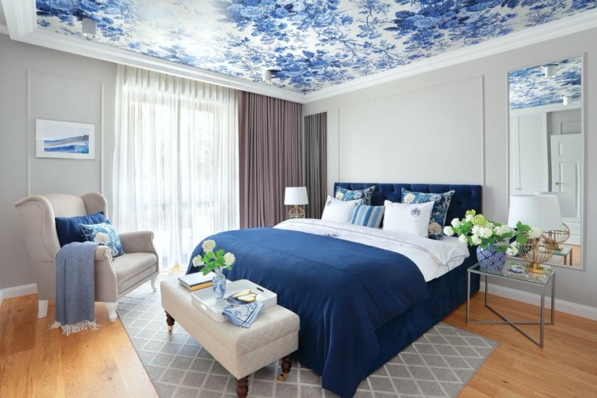 aranżacja sypialni z tapetą na suficie