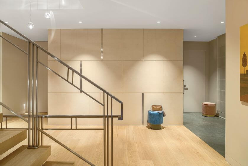 Praktycznie i przytulnie: podwarszawski dom w szarości, brązie i karmelu