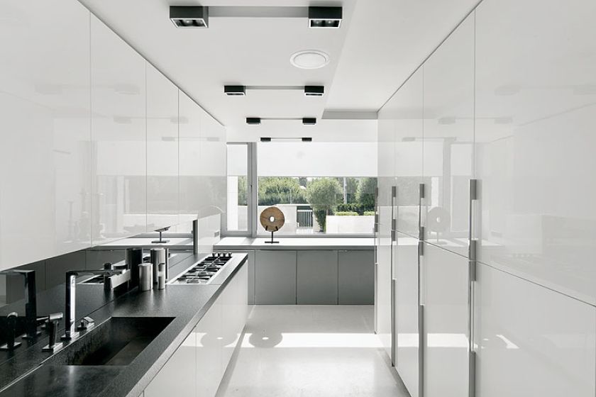 Architektka postawiła na różne reflektorki, bo można je dowolnie przesuwać. W domu są tylko dwie zodobne lampy: nad wyspą