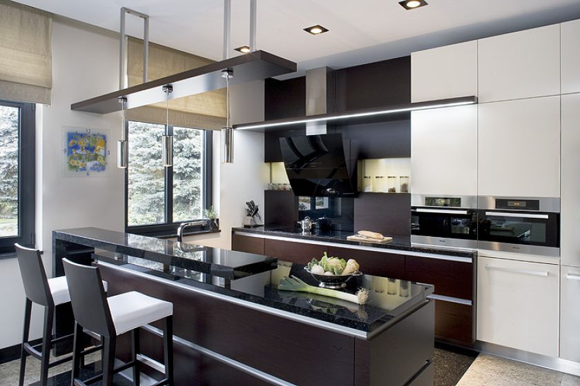 Art deco 2014. Pomysł połaczenia w kuchni polerowanej stali i kamienia ze szlachetnymi fornirami w