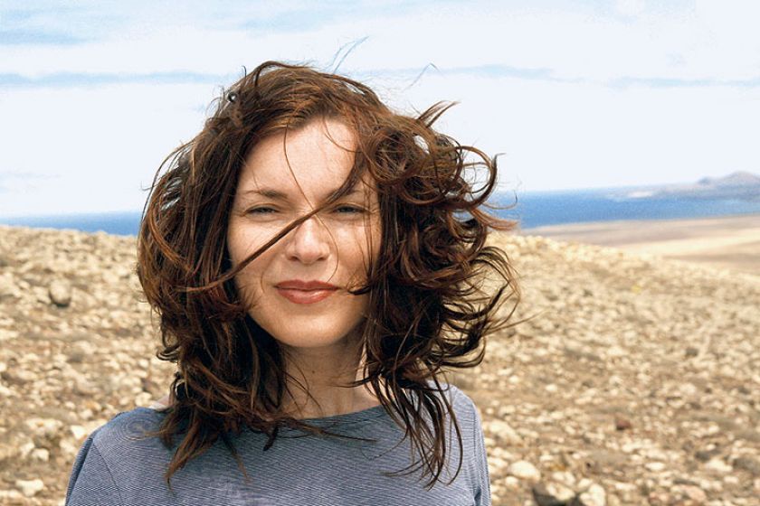 Artystka dyskretnie wyszukuje na ulicach ludzi zapatrzonych, zamyślonych, sięga po aparat, robi zdjęcia, a potem maluje.