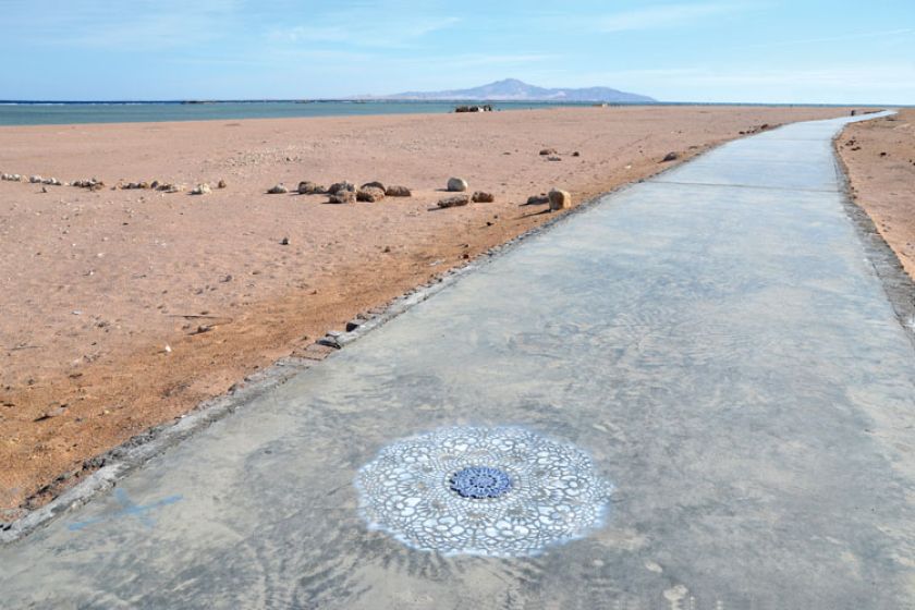 Artystka używa delikatnych, koniakowskich koronek. Kupuje je na internetowych aukcjach i daje drugie życie.