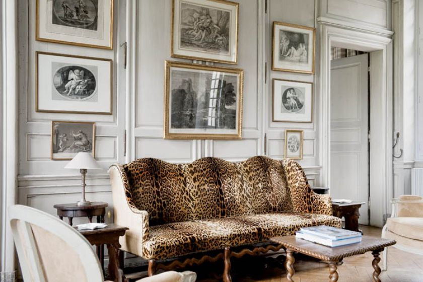 Bardziej oficjalna część salonu - z obitą panterką ławą i krzesłami.