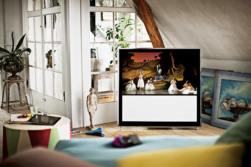 BeoVision 10 z 2010 roku. Obydwa telewizory zaprojektował David Lewis dla marki Bang Olufsen